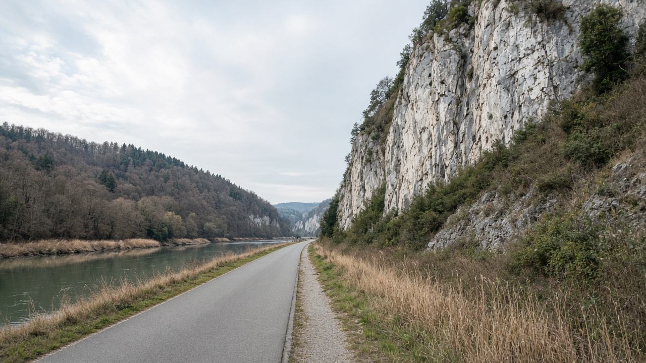 Radweg entlang der Altmühl mit Blick auf Jurahänge
